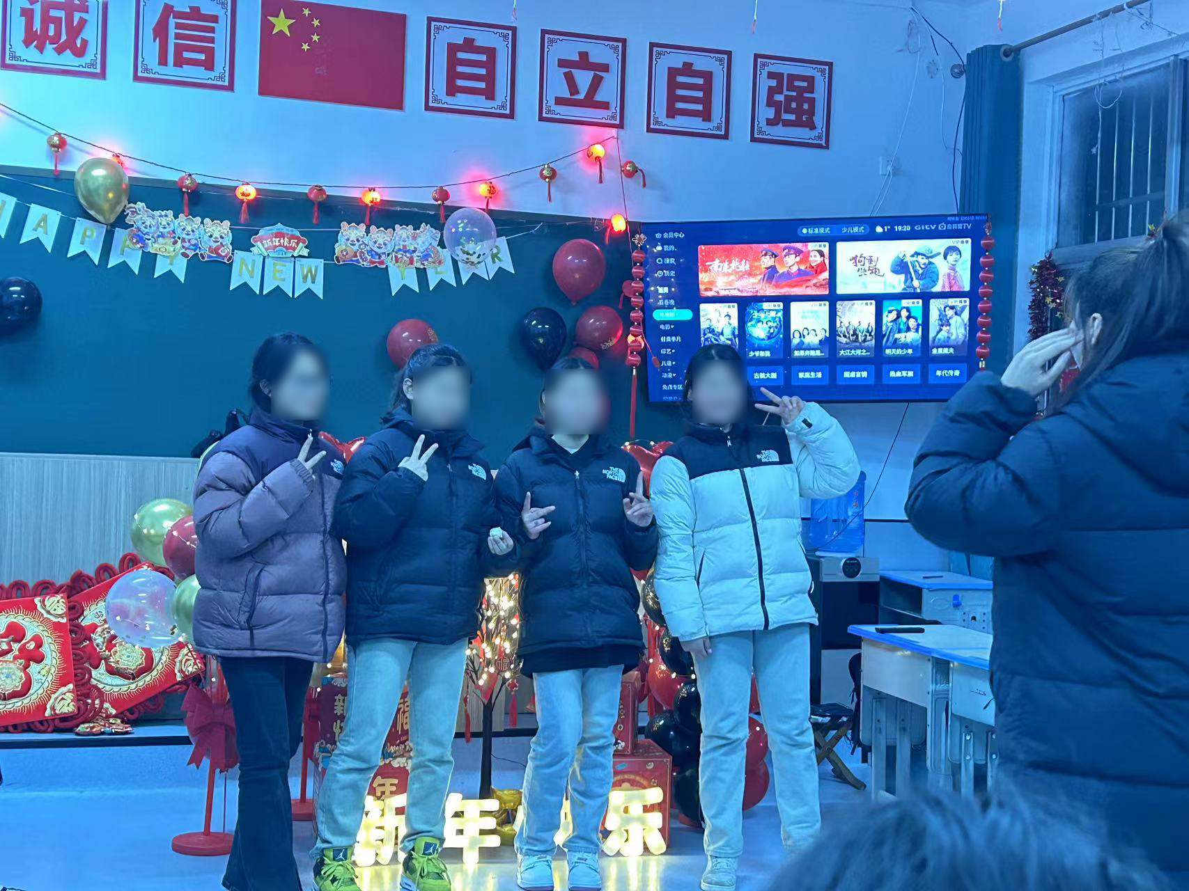 德志短波Ⅱ欢歌笑语度春节，龙行龘龘启新程