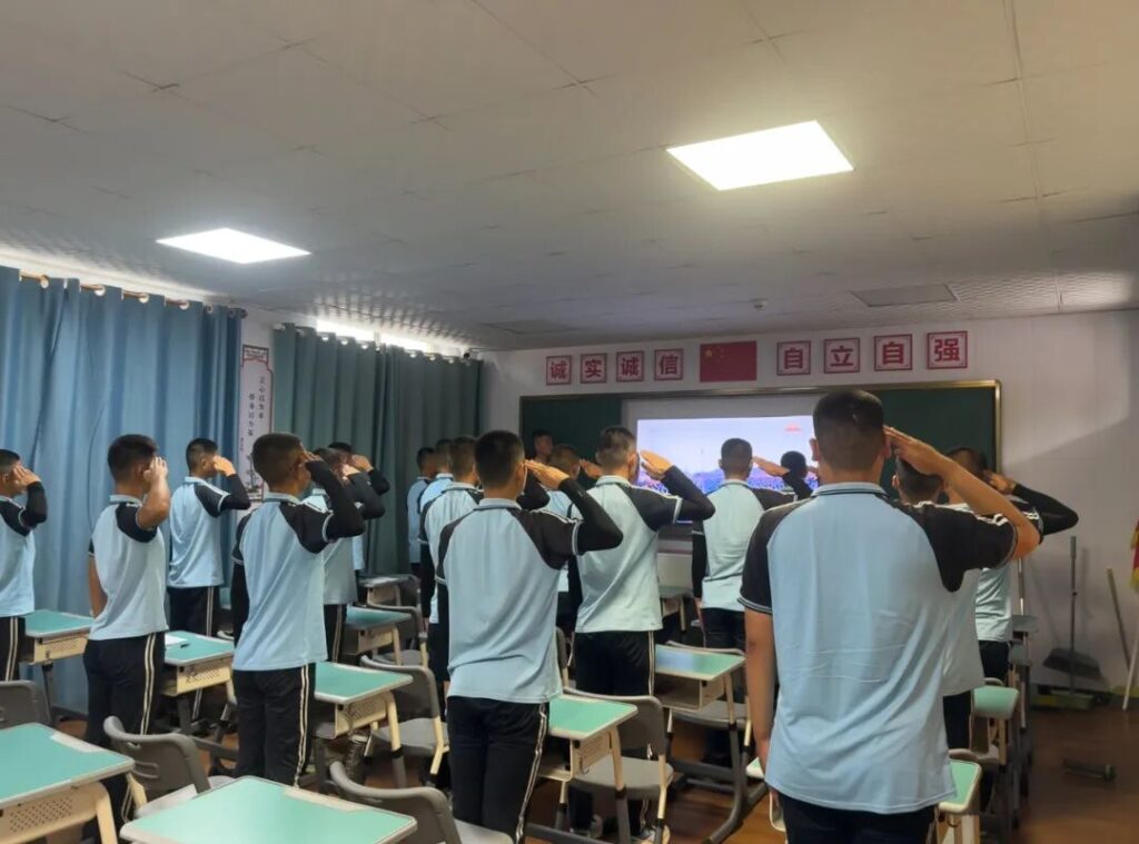 师生共瞻大阅兵，德志同心铸豪情